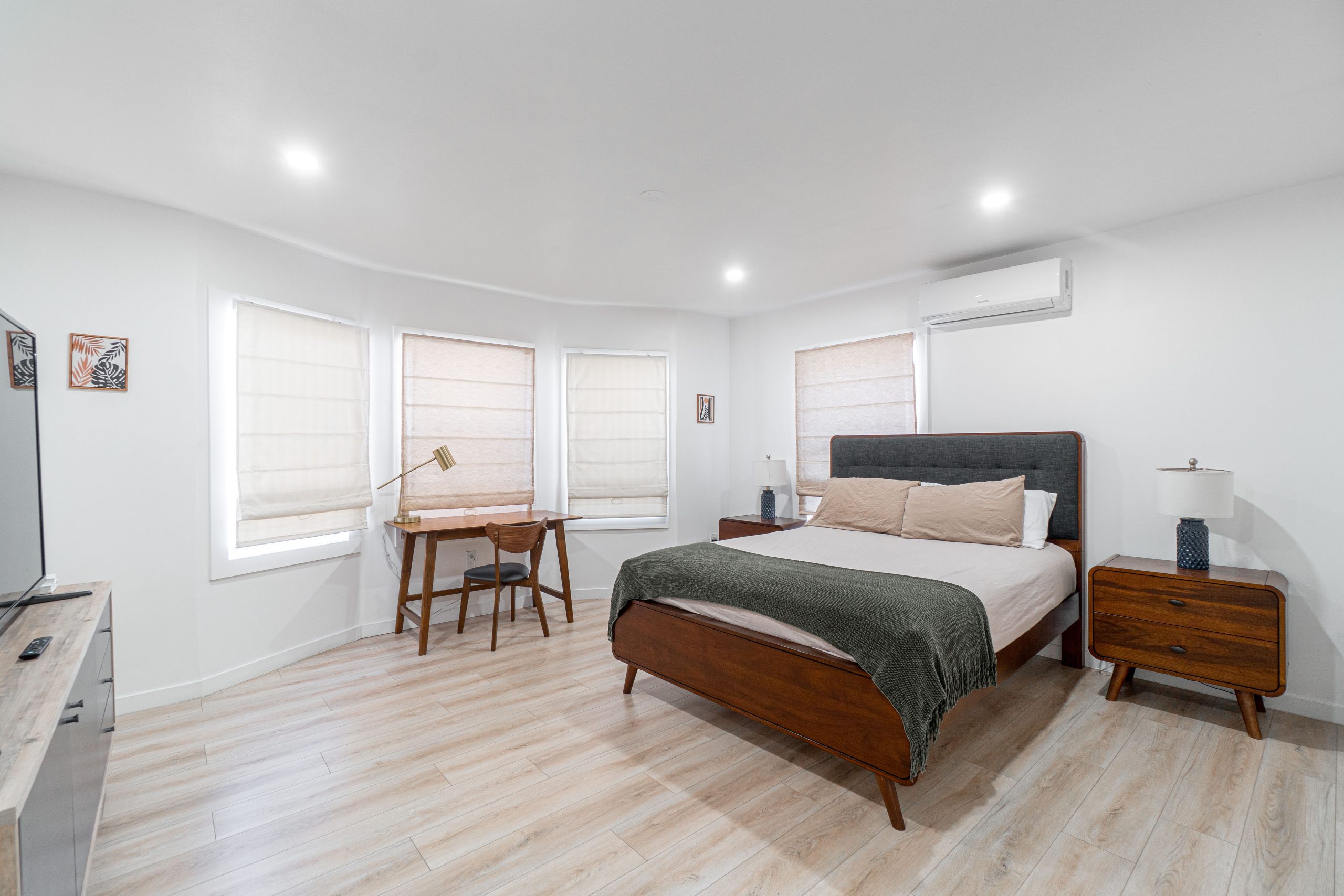 Spacious 7-Bedroom Craftsman in Prime West Adams – Ideal for 1031 Exchange & Student Housing!