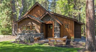 Stunning Cabin at Lake Creek Lodge in Camp Sherman Oregon